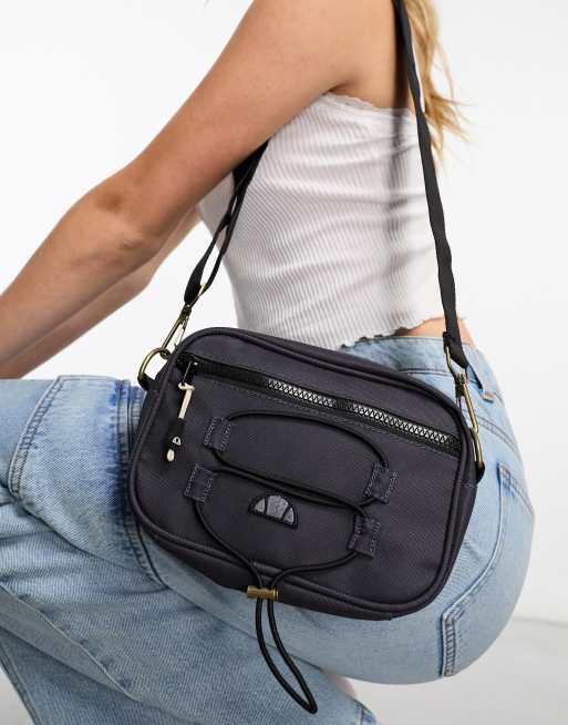 ellesse Selzan Crossbody tas in donkergrijs ASOS