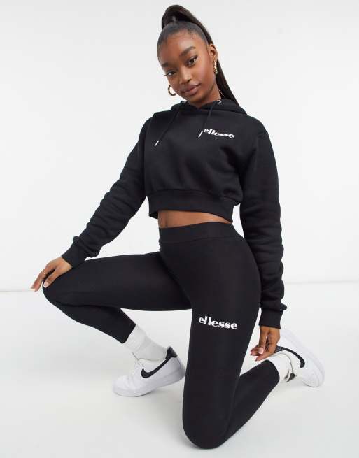 ellesse – Set aus kurzem Kapuzenpullover und Leggings in Schwarz 