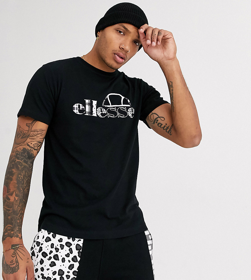 Ellesse - Simon - T-shirt nera con stampa patchwork sul logo - In esclusiva per ASOS-Nero