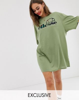 Ellesse – T-shirtklänning i återvunnet material och oversize-modell med palmmönstrad logga framtill-Grön