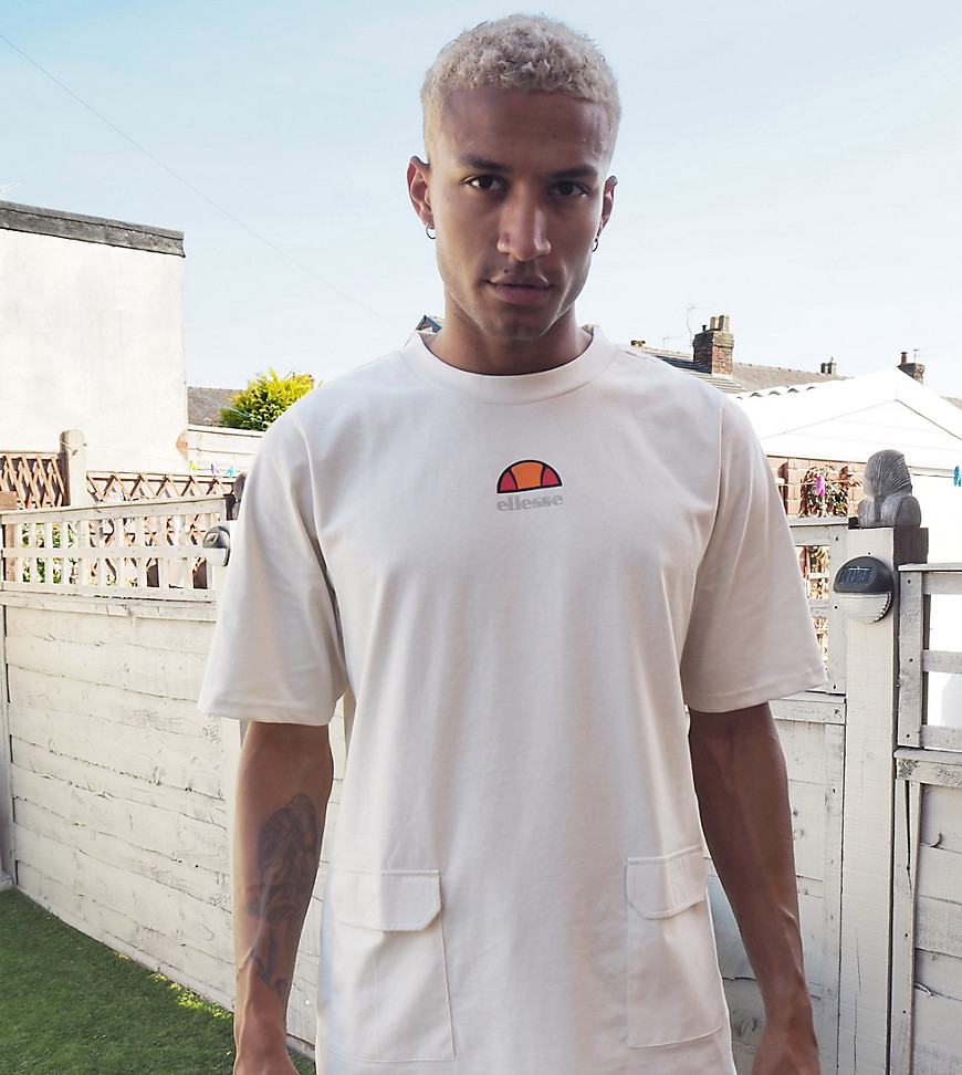 ellesse – Veris – Stenfärgad t-shirt i oversize-modell med cargofickor – Endast hos ASOS-Sandfärgad