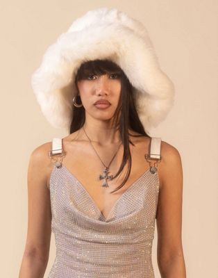 Elsie and Fred oversized faux fur bucket hat in white