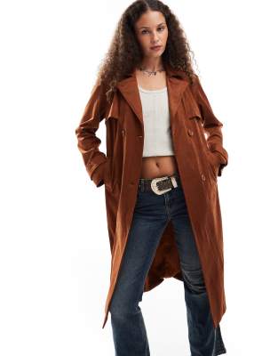 belted faux suede trench coat in chestnut-Brown