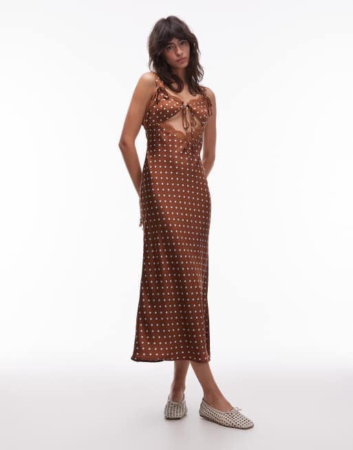 Emory Park – Midaxi-Kleid aus Satin in Kakaobraun mit Punktemuster und Zierausschnitt, 2 von 4
