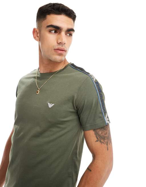 Emporio Armani Bodywear – Strand-T-Shirt in Khaki mit Logostreifen