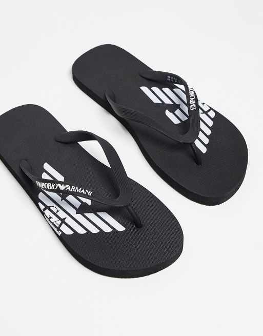 Emporio Armani – Bodywear – Zehenstegsandalen in Schwarz mit Logo
