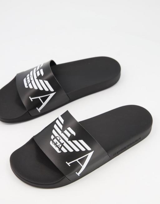 Emporio Armani – Slider mit großem Adler- und Monogramm-Logo in Schwarz