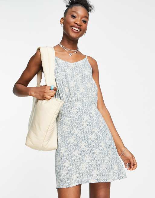 En Crème – Camisole-Minikleid mit Taillendetail und Print in Blau gemischt