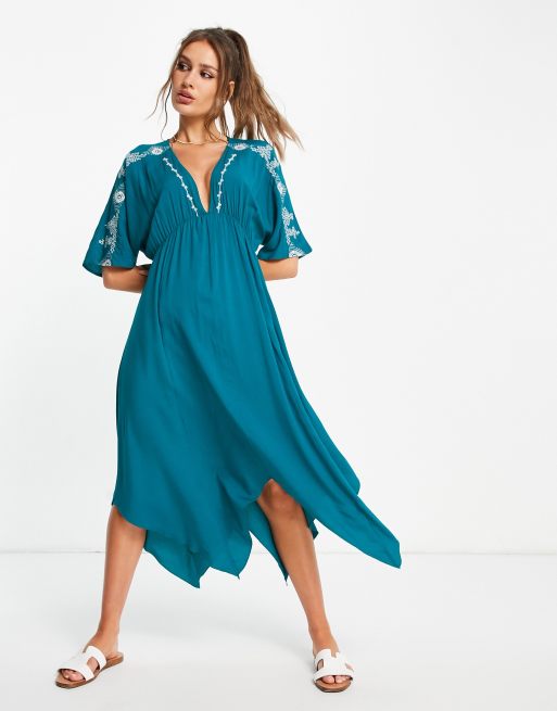 En Crème – Midi-Hängerkleid in Blaugrün mit V-Ausschnitt und Stickerei-Detail