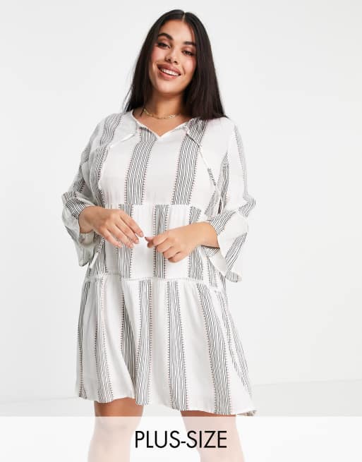 En Crème Plus – Gestuftes Mini-Hängerkleid mit Leiterdetail und Streifen