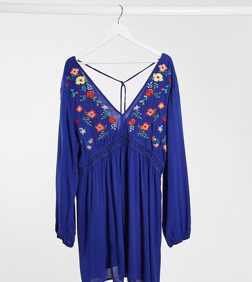En Creme – Plusstorlek – Vid klänning med blommigt broderi och maskinfällningar-Marinblå