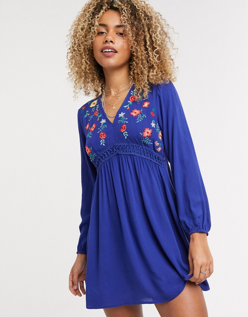 En Crème – Vid klänning med maskinfällningar och blombroderier-Marinblå