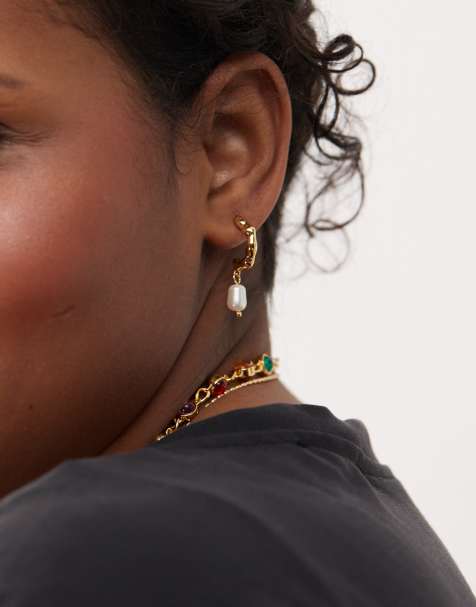 En Route 18k gold plated essential huggie hoop earrings with faux pearl pendants - view 1