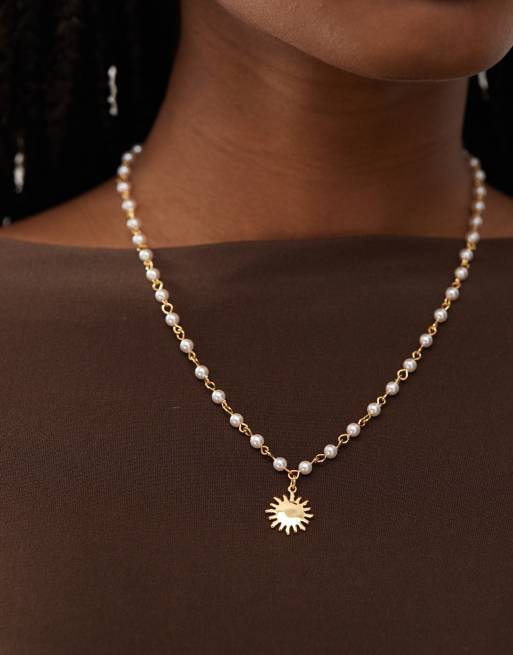 En Route – 18K guldpläterat halsband med pärlor och solhänge 