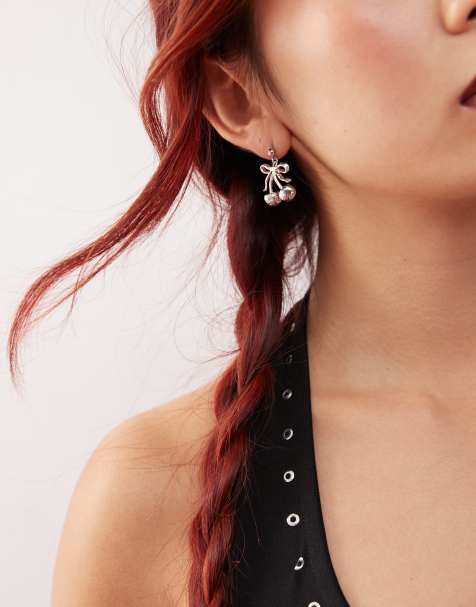 En Route – Cherry Ribbon – Ohrringe mit Palladium-Beschichtung und Kirschen-Schleifenverzierung - view 1