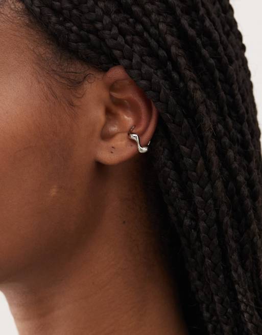 En Route - Orecchino ear cuf in argento sterling con design ondulato effetto metallo fuso