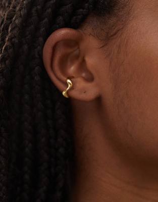 En Route - Orecchino ear cuf placcato oro 18 k con design ondulato effetto metallo fuso | ASOS