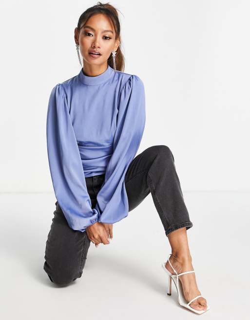 Envii - Hoogsluitende satijnen blouse met gestrikte achterkant in blauw