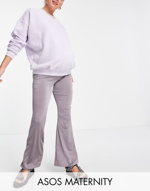 Esclusiva ASOS DESIGN Maternity - Pantaloni sinuosi a zampa con fascia sopra il pancione malva polvere