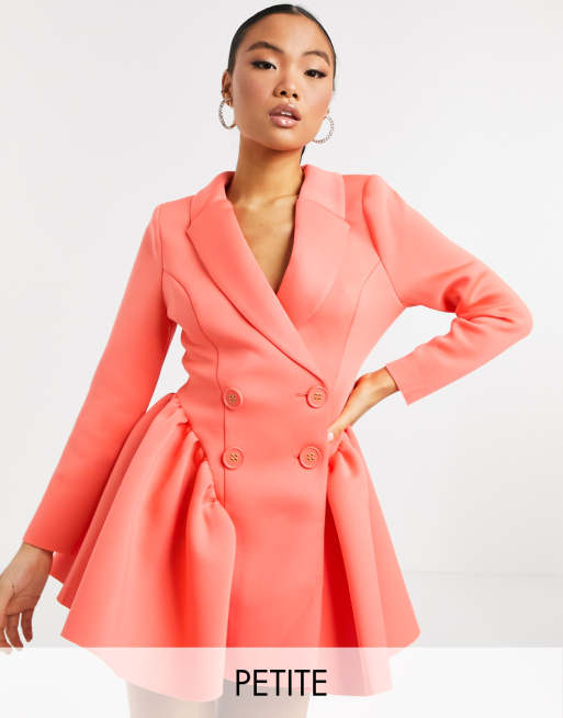 Esclusiva ASOS DESIGN Petite - Vestito corto stile smoking con arricciature laterali effetto peplo color corallo