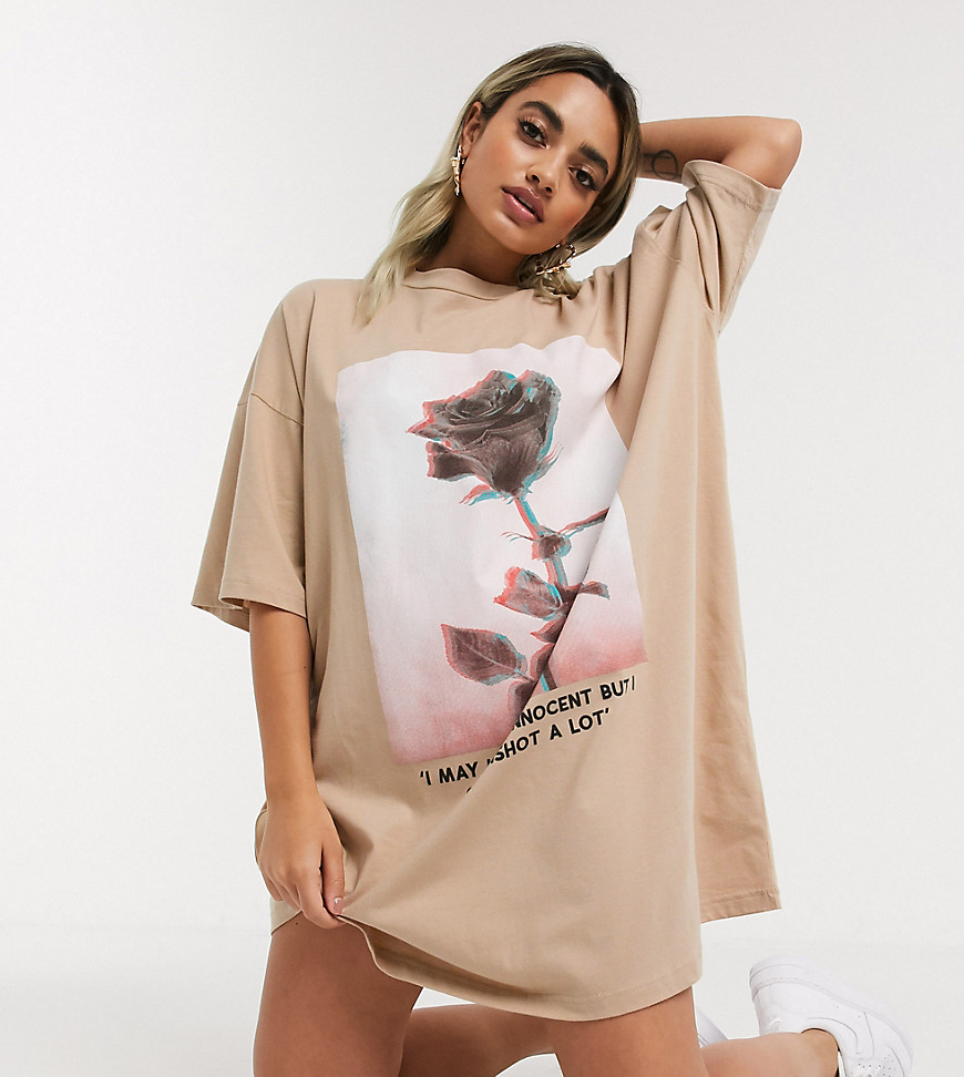 Esclusiva ASOS DESIGN Petite - Vestito T-shirt oversize con rose sfumate-Beige