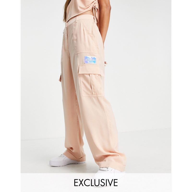Donna  Esclusiva Calvin Klein Jeans - Pantaloni cargo effetto raso rosa pallido con logo in coordinato