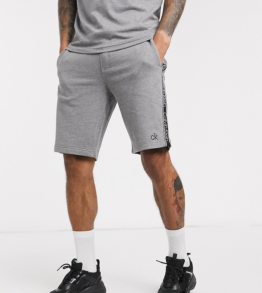 Esclusiva Calvin Klein - Pantaloncini della tuta grigi con fettuccia con logo grigia-Grigio