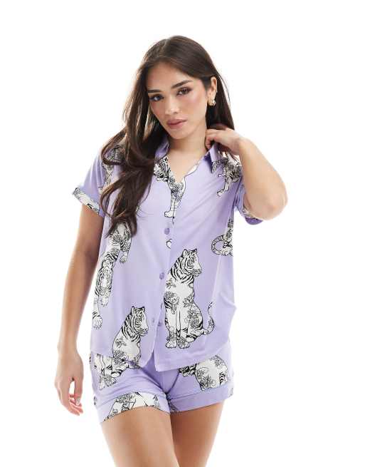 Esclusiva Chelsea Peers - Completo in poliestere con stampa di tigri composto da pantaloncini e top a maniche corte con rever 
