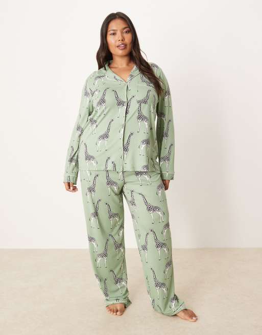 Esclusiva Chelsea Peers Curve - Pigiama color verde salvia con stampa di giraffe composto da camicia a maniche lunghe con rever e pantaloni