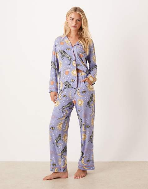 Esclusiva Chelsea Peers Petite - Pigiama con maglia a maniche lunghe e pantaloni lilla con stampa celestiale - view 1