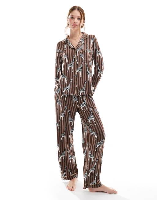 Esclusiva Chelsea Peers - Set pigiama in poliestere marrone con stampa di giraffe con top a rever e pantaloni