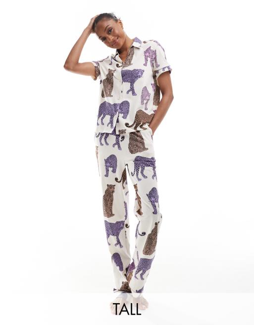 Esclusiva Chelsea Peers Tall - Pigiama bianco sporco in cotone tono su tono con stampa di leopardi composto da pantaloni e top a maniche corte con bottoni