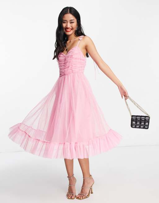 Esclusiva Collective the Label - Vestito midi rosa glitterato con corpino arricciato e spalline allacciate