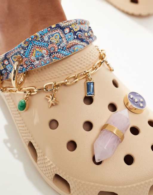 Esclusiva Crocs x ASOS - Zoccoli classici color osso con charms bohémien, 2 di 4