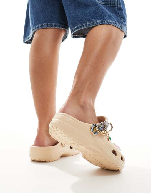 Esclusiva Crocs x ASOS - Zoccoli classici color osso con charms bohémien, 3 di 4