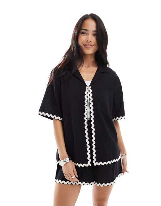 Esclusiva Esmée - Camicia da mare a maniche corte nera con finiture a zig-zag in coordinato
