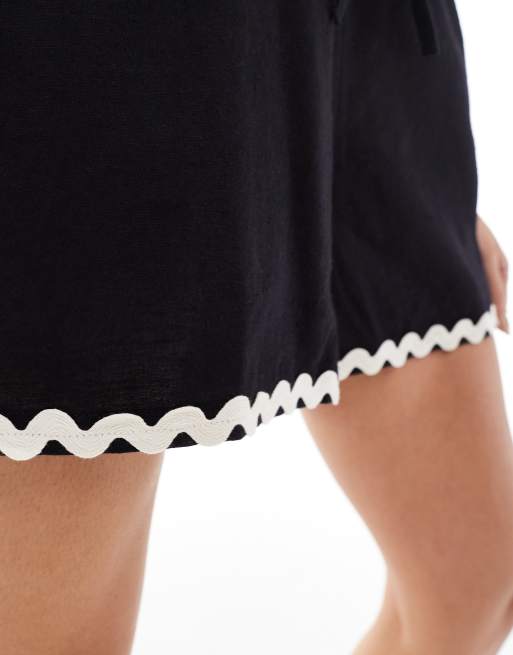 Esclusiva Esmée - Pantaloncini da mare neri con finiture a zig-zag in coordinato, 4 di 5