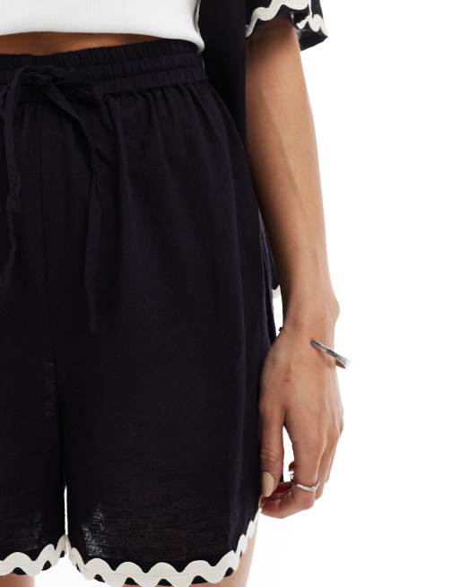 Esclusiva Esmée - Pantaloncini da mare neri con finiture a zig-zag in coordinato, 5 di 5