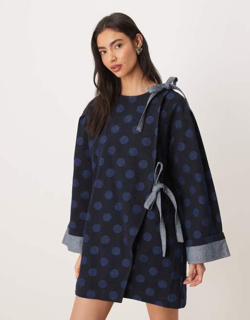 Esclusiva Ghospell - Vestito corto squadrato in denim a pois con fiocco, 4 di 4