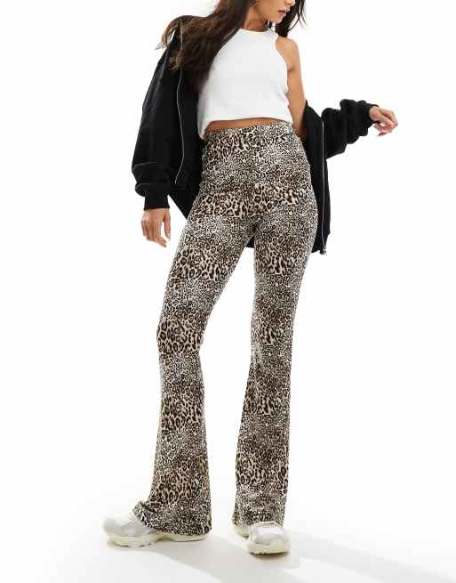 Esclusiva In The Style Pantaloni a zampa con stampa leopardata