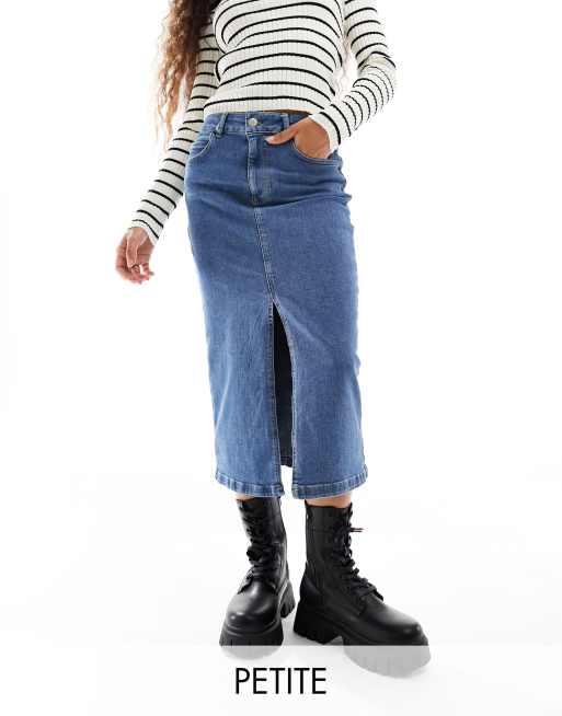 Esclusiva In The Style Petite - Gonna midi in denim blu lavaggio medio con spacco sul davanti