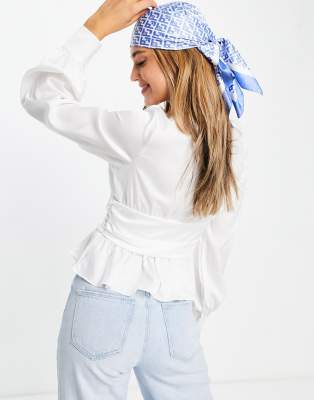 Top con scollo profondo e bottoni sul davanti con orlo peplo in avorio-Bianco - In The Style Camicia donna  - immagine3