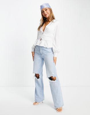 Top con scollo profondo e bottoni sul davanti con orlo peplo in avorio-Bianco - In The Style Camicia donna  - immagine1