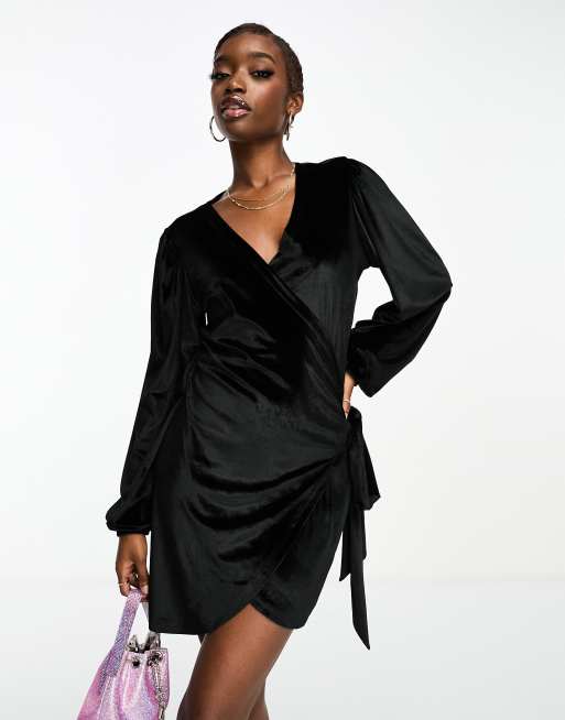 Esclusiva In The Style Vestito corto in velluto nero con allacciatura laterale