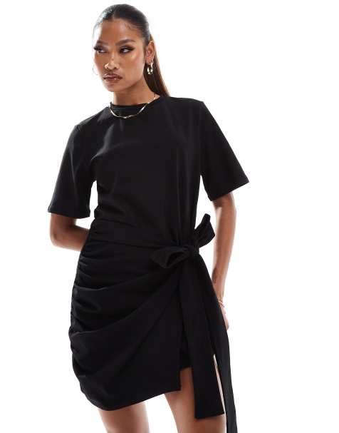 Esclusiva In The Style - Vestito T-shirt corto nero avvolgente con laccetti laterali - view 1