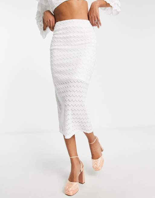 Esclusiva In The Style x Yasmin Devonport - Gonna midi bianca con dettagli in pizzo in coordinato