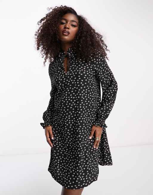 Esclusiva JDY Vestito grembiule corto allacciato al collo nero ed ecru a fiori Cra wallonieShops