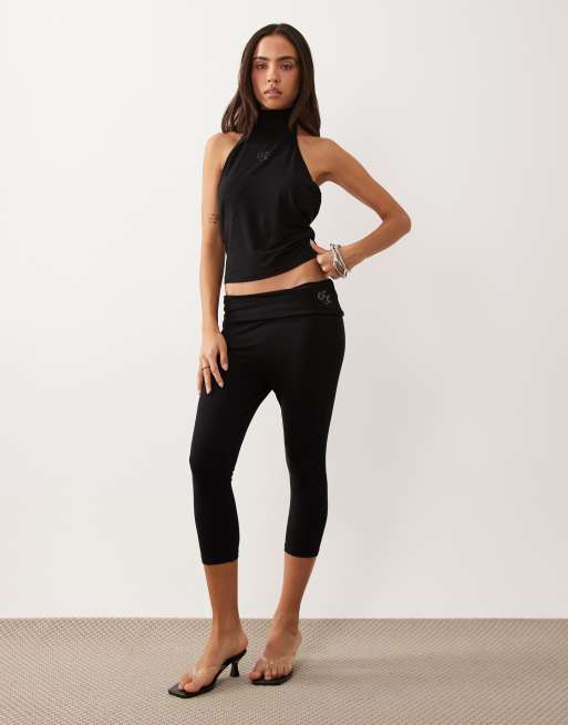 Esclusiva Juicy Couture - Coordinato nero con top accollato allacciato al collo e pantaloni capri con logo in strass, 3 di 3
