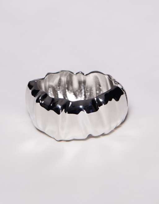Esclusiva Kaiia - Bracciale rigido spesso in metallo martellato color argento , 2 di 3