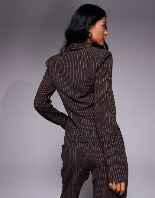 Esclusiva Kaiia - Camicia aderente marrone gessato con bottoni in coordinato, 2 di 4